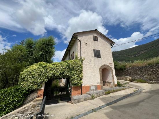  CASA CON JARDIN ,PISCINA Y TERRENO ANEJO CON MUCHAS POSIBILIDADES - HUESCA 