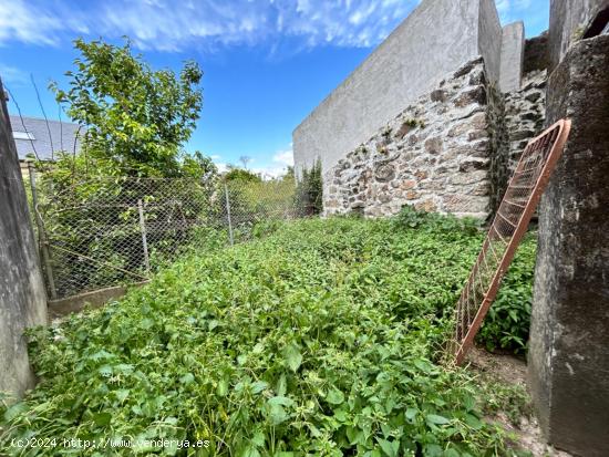 SE VENDE CASA PARA REFORMAR CON UN PEQUEÑO TERRENO A UN PASO DE LA PLAYA - A CORUÑA