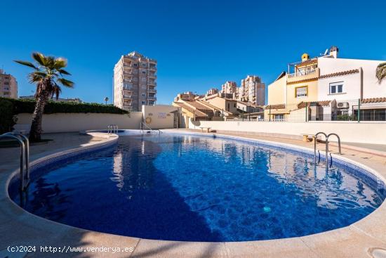 REFORMADO ADOSADO DE 3 DORMITORIOS. 2 BAÑOS. PISCINA COMUNITARIA. - ALICANTE