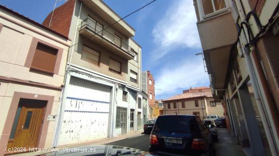 Edificio en Santa María del Paramo con Gran Potencial para Reforma - LEON