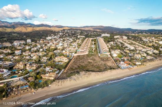 VILLA DE LUJO ADOSADA DE 3 DORMITORIOS EN PRIMERA LINEA DE MAR LAS CHAPAS, MARBELLA - MALAGA