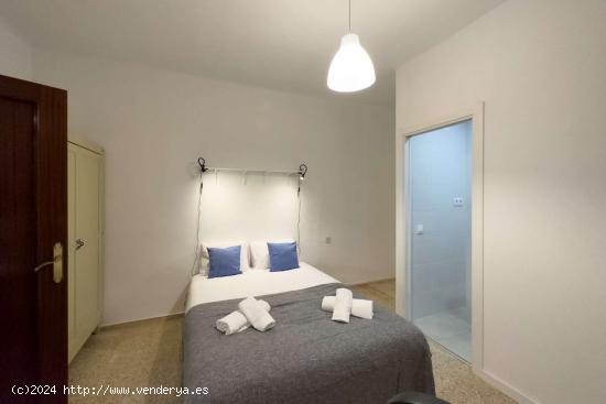  ¡Habitaciones en alquiler en un apartamento de 7 habitaciones en Barcelona! - BARCELONA 