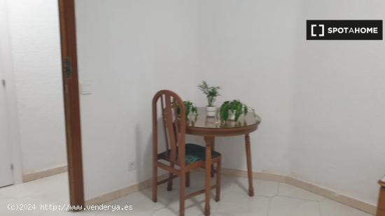 Se alquila habitación en apartamento de 4 dormitorios en Getafe - MADRID