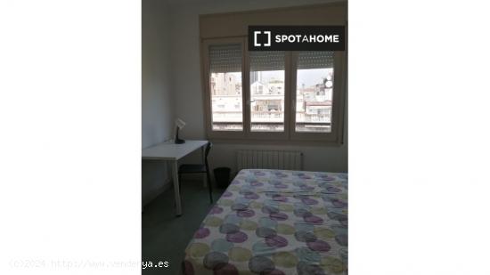 Se alquila habitación en piso de 9 habitaciones en Eixample Esquerra - BARCELONA