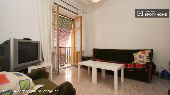 Habitación equipada con ventana con vistas a un patio interior en piso de 3 habitaciones - GRANADA