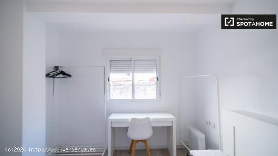 Se alquila habitación en piso de 3 habitaciones en Valencia - VALENCIA