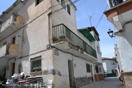 Preciosa casa de Pueblo en Pinos Genil en la calle principal - GRANADA