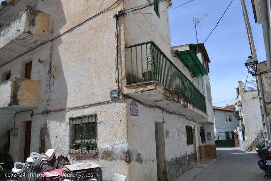 Preciosa casa de Pueblo en Pinos Genil en la calle principal - GRANADA