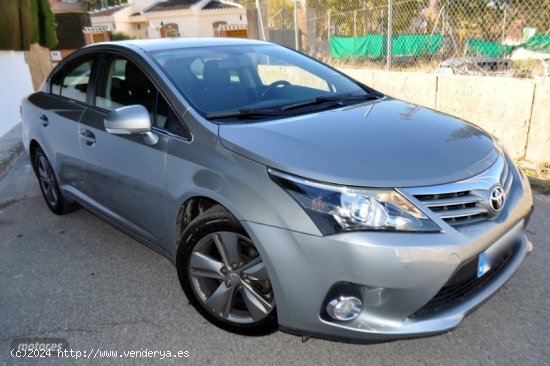 Toyota Avensis 2.0 D NAVI DVD-KLIMATIZADOR A/C-LLANTAS 17