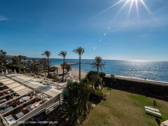 Espectacular apartamento en la primera linea de la playa en Urb. Herradura, Puerto Banus - MALAGA