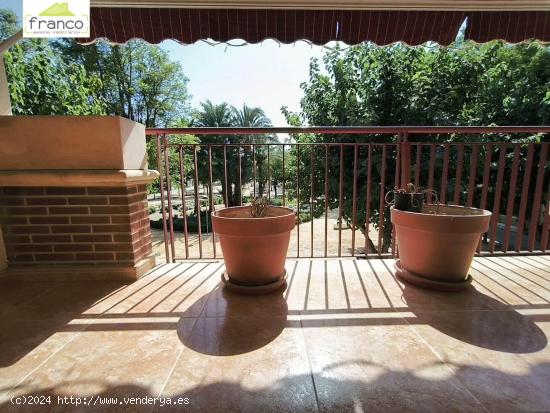 Gran terraza mirando a jardín - MURCIA