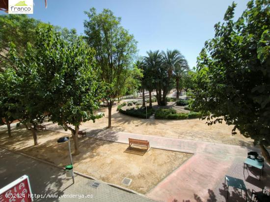 Gran terraza mirando a jardín - MURCIA