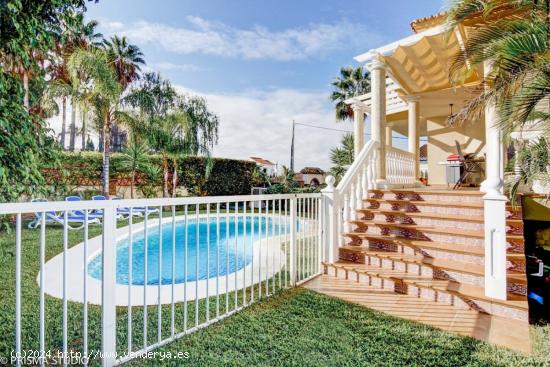 Villa en La Sierrezuela en Mijas-Costa con piscina, jardín y garaje privado. - MALAGA