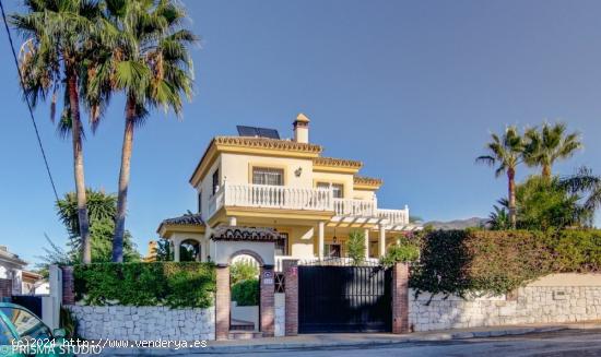 Villa en La Sierrezuela en Mijas-Costa con piscina, jardín y garaje privado. - MALAGA