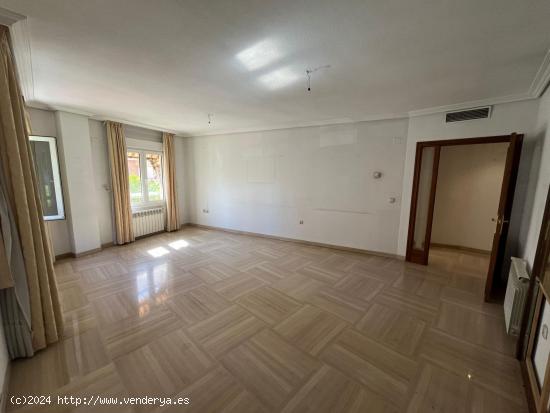 ESTUPENDA VIVIENDA EN ZONA VIAL NORTE CON PLAZA DE GARAJE Y TRASTERO!!!!! - CORDOBA