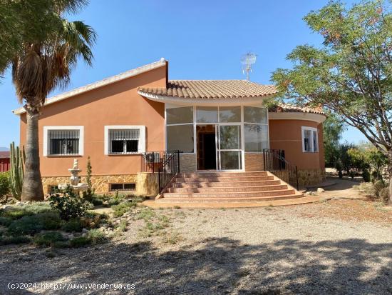 Chalet con cuatro dormitorios y piscina en Aguaderas seminuevo - MURCIA