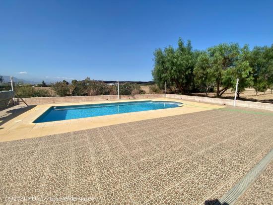 Chalet con cuatro dormitorios y piscina en Aguaderas seminuevo - MURCIA