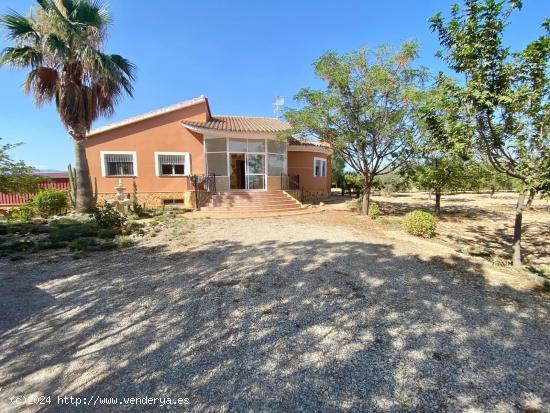 Chalet con cuatro dormitorios y piscina en Aguaderas seminuevo - MURCIA