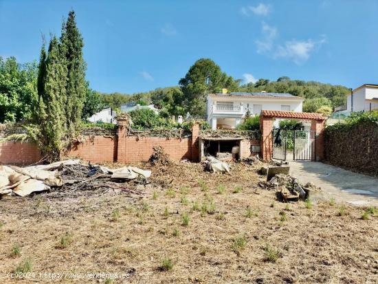 Terreno con pequeña edificación en Valles Altos - BARCELONA