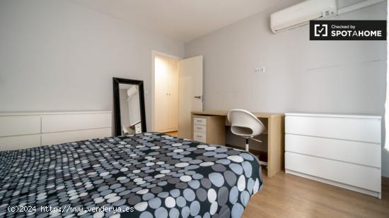 Se alquila habitación en piso de 4 dormitorios en Valencia - VALENCIA