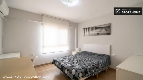 Se alquila habitación en piso de 4 dormitorios en Valencia - VALENCIA