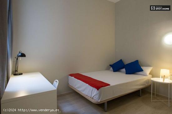 Habitación ordenada en un apartamento de 6 dormitorios, L'Eixample Esquerra - BARCELONA