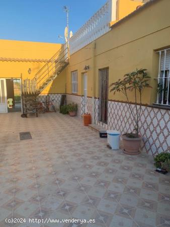 Casa de pueblo con un gran patio y terraza - MURCIA