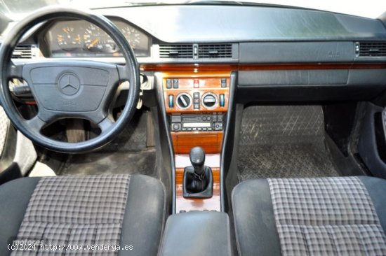 Mercedes Clase E E. 250D ELEGANCE-KLIMA A/C-TECHO ELECTRICO-AIRBAG de 1995 con 537.000 Km por 3.700 