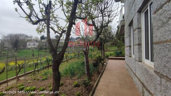 CASA INDEPENDIENTE DE PIEDRA Y CON DOS PARCELAS EN LA ZONA DE TOEN - ORENSE