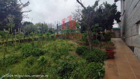 CASA INDEPENDIENTE DE PIEDRA Y CON DOS PARCELAS EN LA ZONA DE TOEN - ORENSE