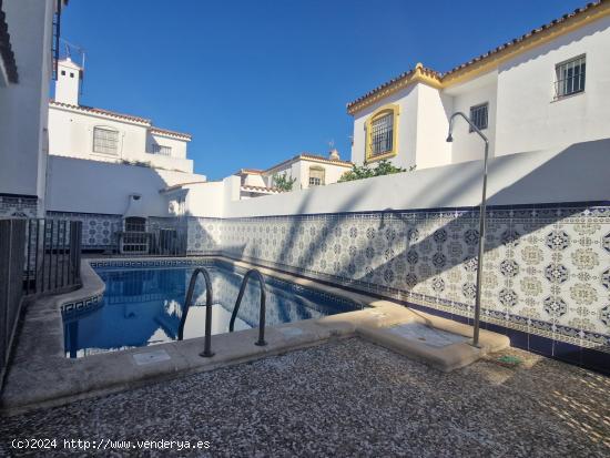 ESPECTACULAR PAREADO CON PISCINA EN ZONA HACIENDA EL POLO. - CADIZ