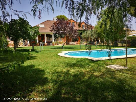 Gran Chalet en Urbanización  La  Motilla Parcela 1.375 m2 y gran piscina - SEVILLA