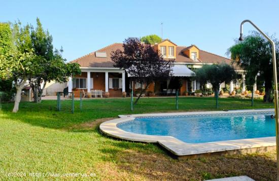 Gran Chalet en Urbanización  La  Motilla Parcela 1.375 m2 y gran piscina - SEVILLA