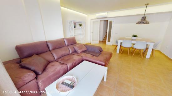 Chalet adosado de tres dormitorios con dos terrazas en zona tranquila del Hipódromo. - MALAGA