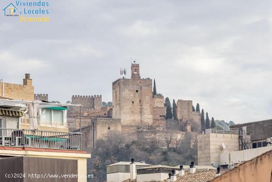 ¡ATICO TRIPLEX CON ENCANTO EN EL CORAZÓN DE GRANADA Y VISTAS PRIVILEGIADAS A LA ALHAMBRA! - GRANAD