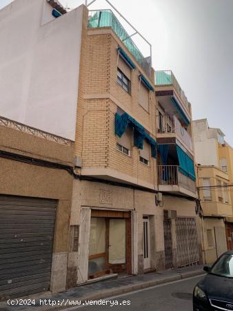 Local en Venta en Calle Cruz 30, No compatible con cambio de uso a vivienda. - ALICANTE