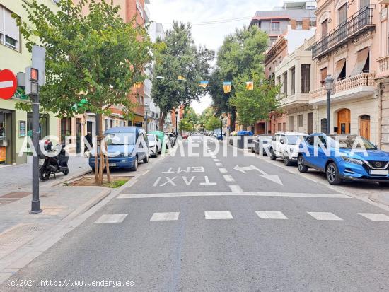 Local Comercial con fachada a tres calles y situado en la calle de La Reina - VALENCIA