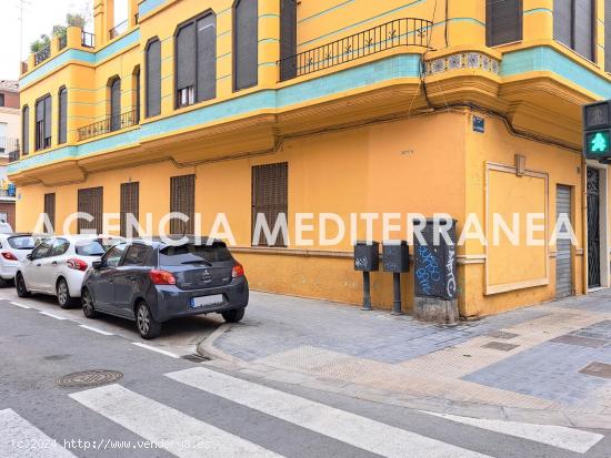 Local Comercial con fachada a tres calles y situado en la calle de La Reina - VALENCIA