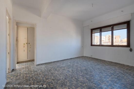 Se vende piso en calle Santa Florentina  en pleno centro con 3 dormitorios y 1 baño - MURCIA