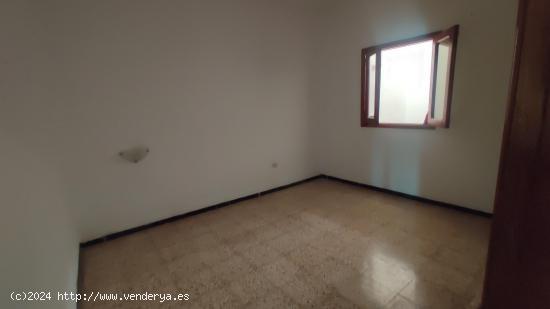 En San Francisco Javier. Se vende casa terrera con azotea privada y garaje, 160 m2 construidos. - LA