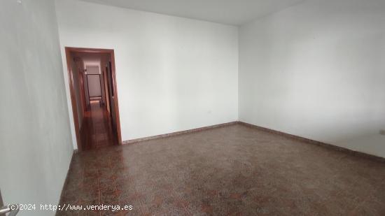 En San Francisco Javier. Se vende casa terrera con azotea privada y garaje, 160 m2 construidos. - LA