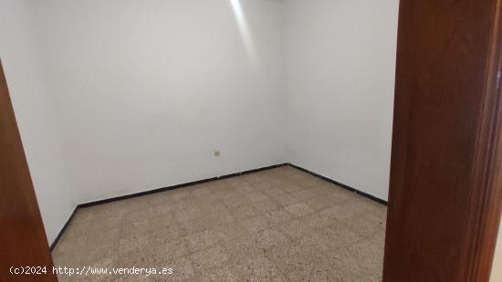 En San Francisco Javier. Se vende casa terrera con azotea privada y garaje, 160 m2 construidos. - LA