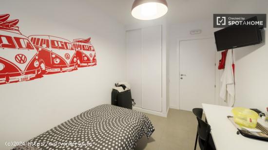 Se alquila habitación en piso compartido con escritorio, Puerta del Sol - MADRID