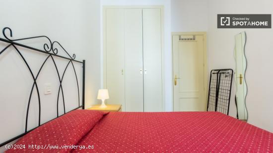 Acogedora habitación en apartamento de 4 dormitorios en Almagro y Trafalgar - MADRID