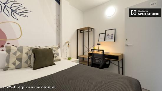 Se alquila habitación en piso de 6 habitaciones en Eixample - BARCELONA