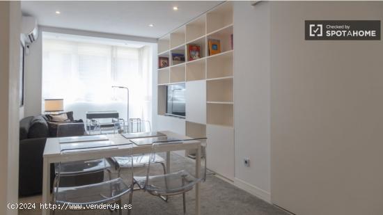 Apartamento de 3 dormitorios en alquiler en Nueva España - MADRID