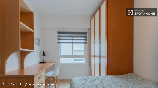 Se alquila habitación en piso de 4 dormitorios en Burjassot - VALENCIA