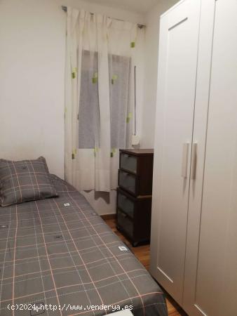 Se alquila habitación en apartamento de 2 dormitorios en Barcelona - BARCELONA