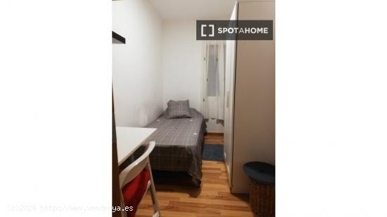 Se alquila habitación en apartamento de 2 dormitorios en Barcelona - BARCELONA