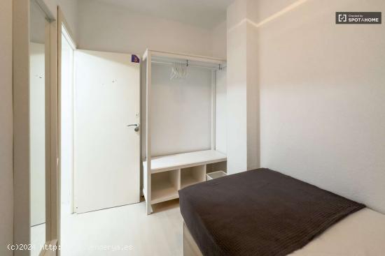 Habitaciones para alquilar en apartamento de 5 habitaciones en Sants - BARCELONA